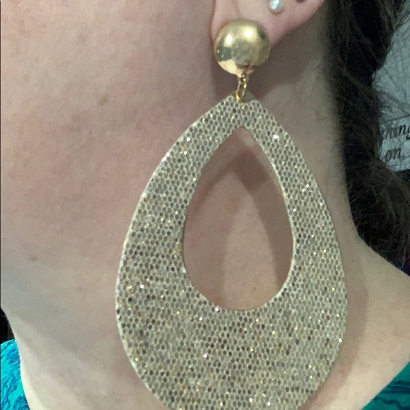 BIG GOLD TEARDROP EARRINGS! - Picture 4 of 4